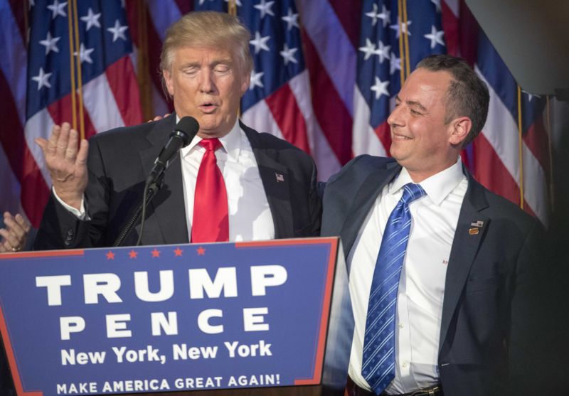 Donald Trump (vlevo) a jeho nově jmenovaný personální šéf Bílého domu Reince Priebus. 
