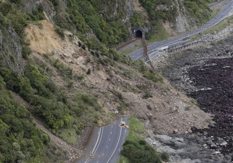 Odříznuté město Kaikoura. Zavalená silnice po zemětřesení.