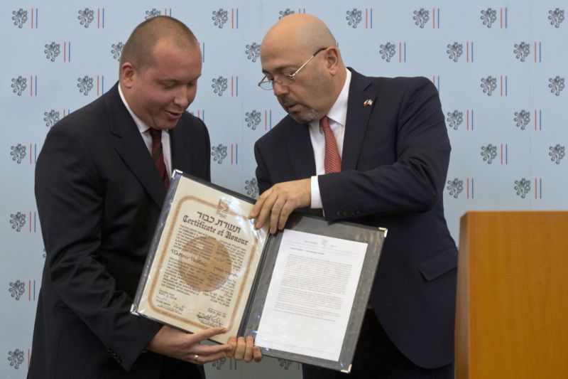 David Vochoč (vlevo) převzal 14. listopadu v Praze z rukou izraelského velvyslance Garyho Korena ocenění Spravedlivý mezi národy, které jeho prastrýci, bývalému československému diplomatovi Vladimíru Vochočovi, in memoriam udělil izraelský památník obětí holocaustu Jad Vašem.