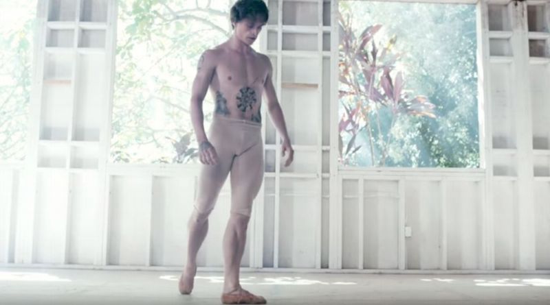 Sergej Polunin tančí ve videu Take Me To Church.