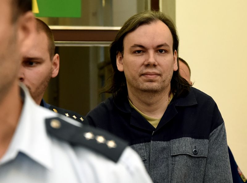 Lumír Herič se naboural na účty osmdesáti klientů České spořitelny a za pomoci 800 bankovních příkazů se jim pokusil ukrást přes tři miliony korun.