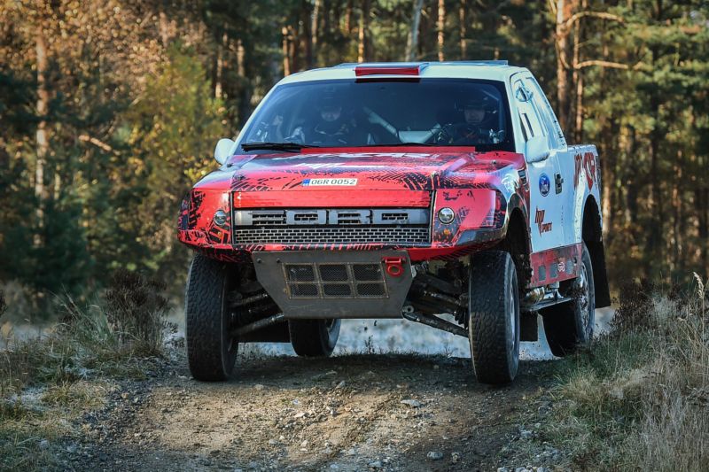 Martin Prokop je se svým Fordem připravený na dakarskou rally.