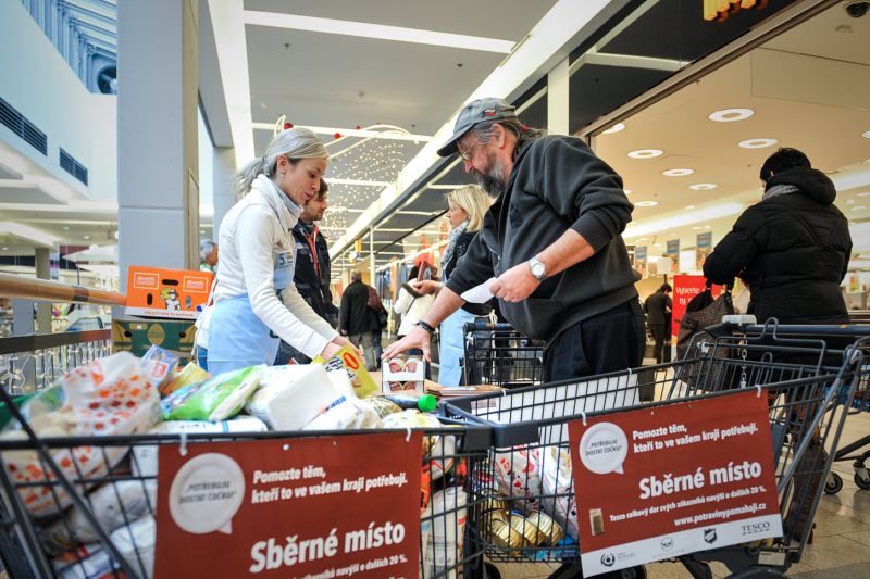 Ve více než 650 obchodech v celém Česku se 12. listopadu konala Národní potravinová sbírka.