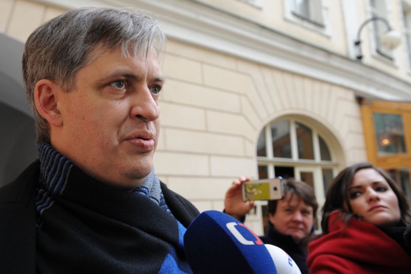 Je naprosto zjevné, že jediné důvody ke změně jsou stranické a smysluplnost nebo legitimnost takových změn může být otázka názoru," komentoval Jiří Dienstbier své odvolání.