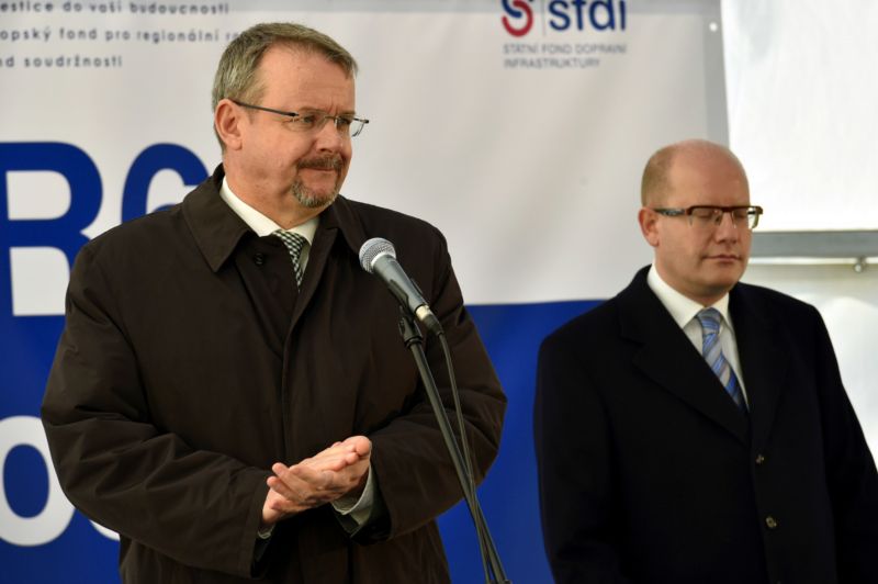 Ministr dopravy Dan Ťok (vlevo) a premiér Bohuslav Sobotka.