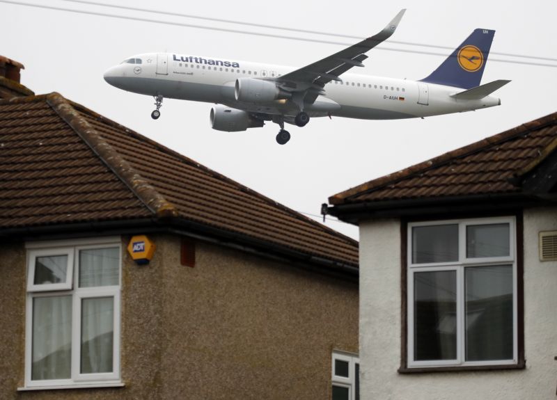 Největší německé aerolinky Lufthansa možná postihne stávky pilotů.