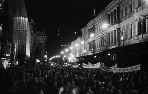 Demonstranti na Národní třídě v roce 1989.