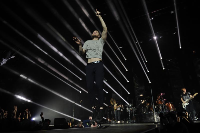 Americká hudební skupina Imagine Dragons vystoupila v pražské O2 areně. Na snímku zpěvák Dan Reynolds.