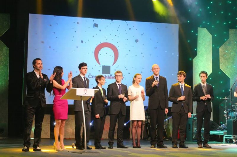 Letošní laureáti cen společně s moderátory galavečera Martinem Dejdarem a Veronika Hongovou.