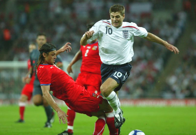 Steven Gerrard (vpravo) v souboji s českým obráncem Tomášem Ujfalušim.