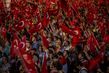 Red Istanbul
Autor: Petr Shelomovskiy (volný fotograf)Kategorie: Aktualita
Tisíce podporovatelů turecké vlády zaplavily ulice Istanbulu. Místní textilní průmysl nezaznamenal nikdy předtím tak velkou poptávku po vlajkách Turecka, jejíž dominantní barvou je právě červená.