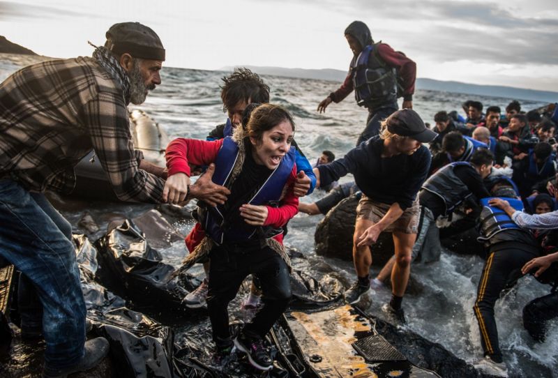 Ostrov naděje - Lesbos 2015 Autor: Filip Singer (EPA) Kategorie: Aktualita Afghánský uprchlík u břehu ostrova poté, co vypadl z přeplněného gumového člunu blízko vesnice Skala Sikaminias. Ostrov naděje - Lesbos 2015 Autor: Filip Singer (EPA) Kategorie: Aktualita Afghánský uprchlík u břehu ostrova poté, co vypadl z přeplněného gumového člunu blízko vesnice Skala Sikaminias.