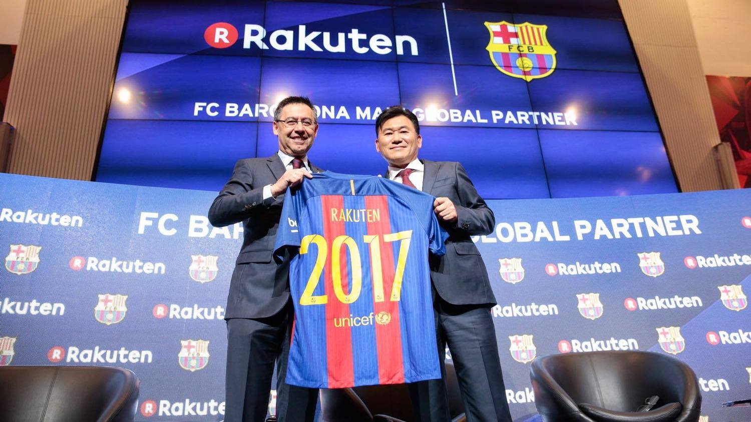 Fotbalová Barcelona podepsala čtyřletou lukrativní smlouvu s japonskou firmou Rakuten.
