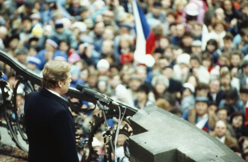 Volba prezidenta republiky. Nově zvolený prezident republiky Václav Havel na balkoně jižního nádvoří Pražského hradu, 29. prosince 1989 (ilustrační foto).