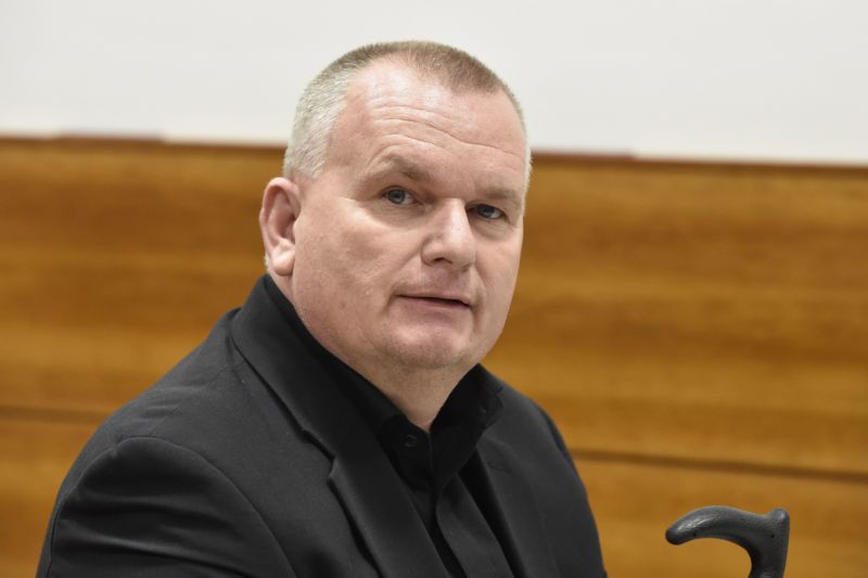 Bronislav Schwarz. Naopak oslovení sociální demokraté o stažení svých podpisů neuvažují, ačkoli předseda sociální demokracie a premiér Bohuslav Sobotka označil návrh za extrémní, vrátil by podle něho Česko o 27 let zpět.  "Pokud hnutí ANO se od toho distancuje jako celek, samozřejmě odvolám podpis, nemám s tím problém," řekl ve středu jeden ze signatářů novely Bronislav Schwarz.