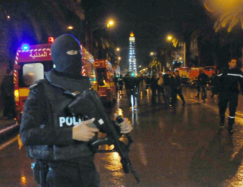 Tuniská policie při zásahu po explozi v listopadu 2015 v hlavním městě Tunisu.