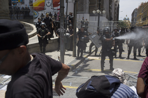Do brazilského parlamentu v hlavním městě Brasilii ve středu pronikla skupina asi 60 protivládních demonstrantů.