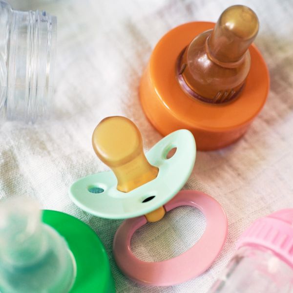 Mimo fotek obsahuje kufřík i dudlíky a kojenecké láhve. 