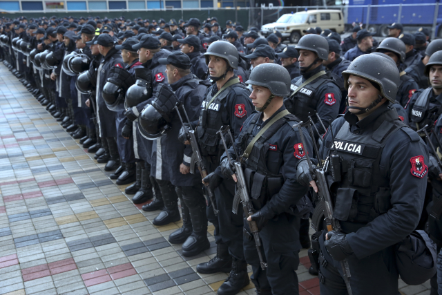 Albánská policie před stadionem v Elbasanu, kam byl přeložen kvalifikační zápas.