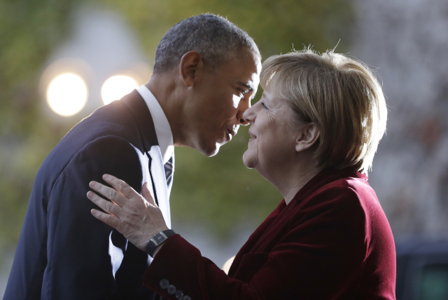 Německá kancléřka vítá amerického prezidenta.