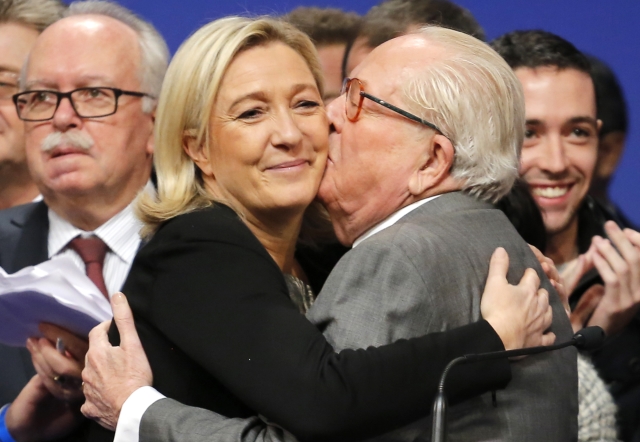 Hrdý otec líbá dceru. Jean-Marie Le Pen a Marine Le Penová.