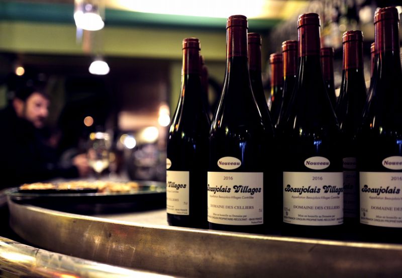 Mladé víno beaujolais nouveau.