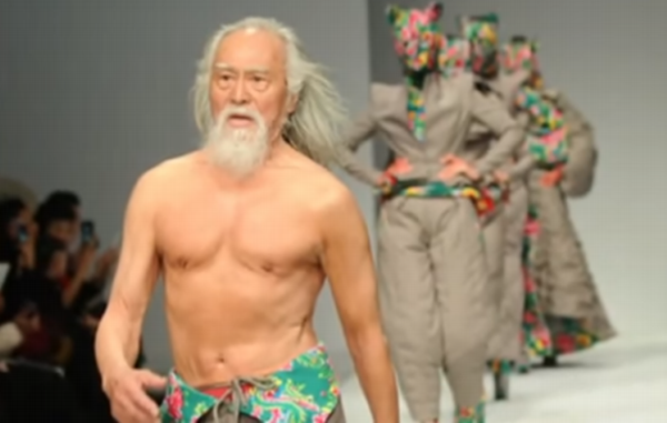 Wang Deshun na modní přehlídce.