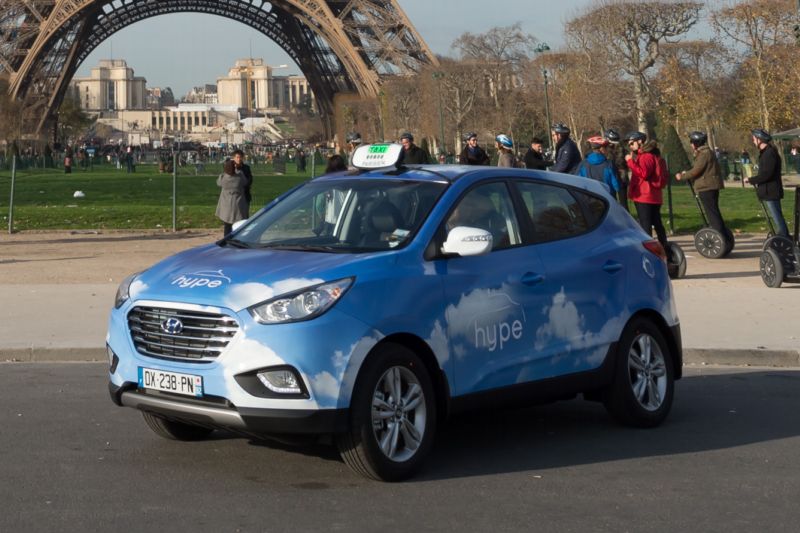 Flotilu pařížských taxíků posílí modely ix35 Fuel Cell s vodíkovým pohonem.