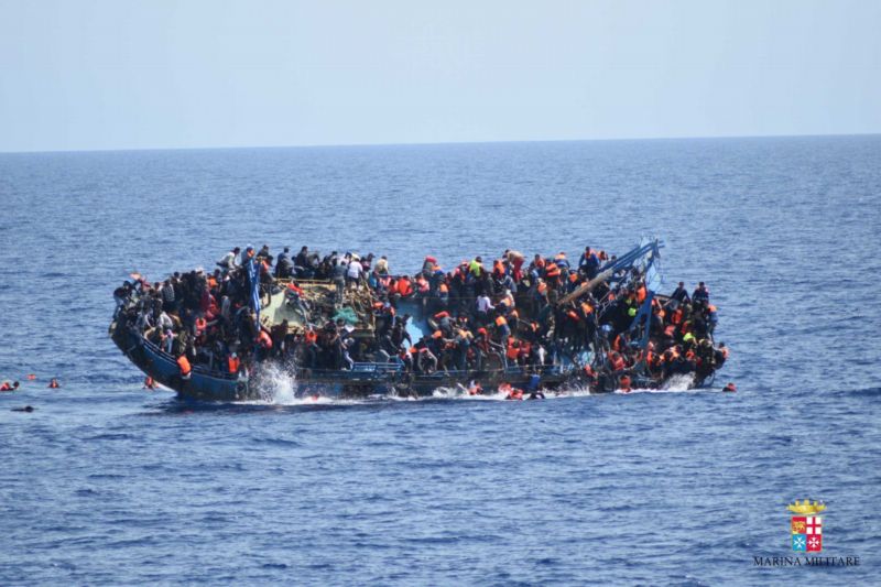 Převrácený člun s migranty (ilustrační foto).