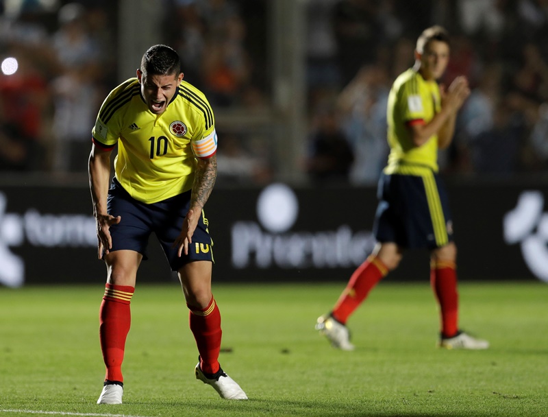 Rozčilený kolumbijský kapitán James Rodríguez.
