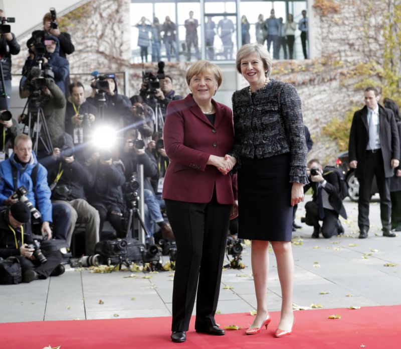 Zleva: Angela Merkelová a Theresa Mayová. 