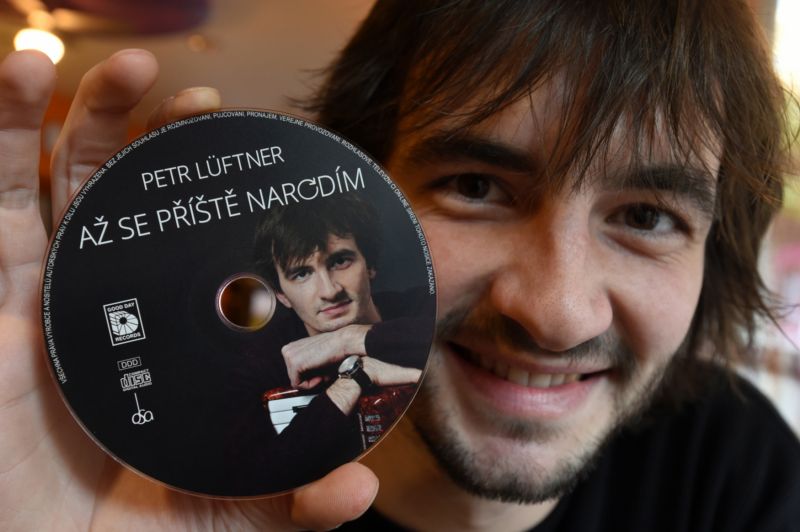 Písničkář Petr Lüftner.