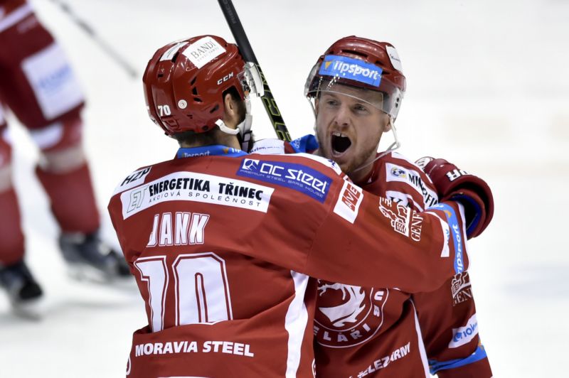 "Museli jsme se v defenzívě zlepšit. A co jsme si řekli, jsme splnili do puntíku," prohlásil útočník Martin Adamský z Třince (vpravo).