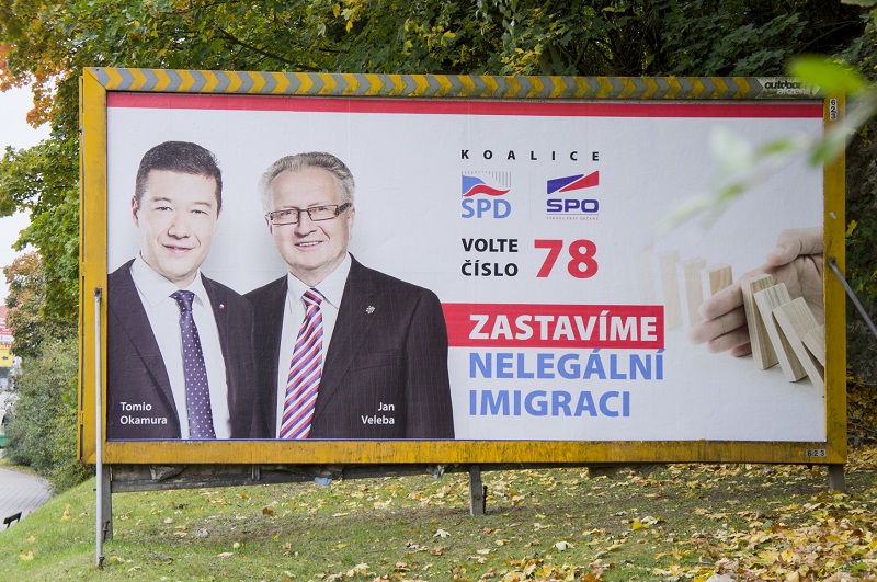 Tomio Okamura na billboardu. 