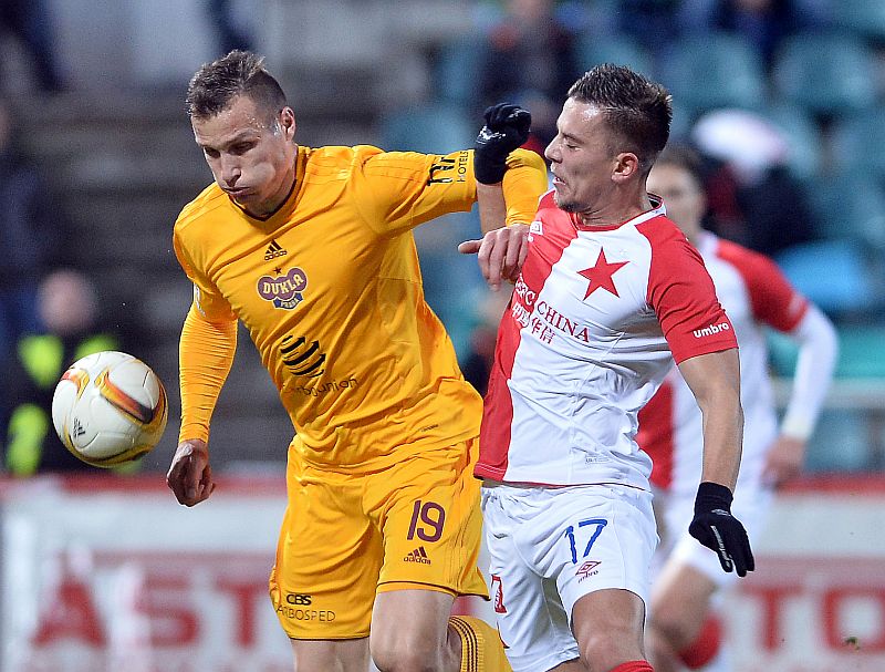 Zleva Lukáš Štětina z Dukly a Jaroslav Mihalík ze Slavie.