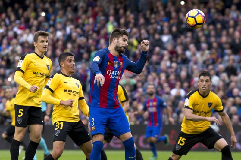 Barcelona remizovala a zůstala v tabulce druhá. (Na snímku uprostřed Gerard Piqué z Barcelony).