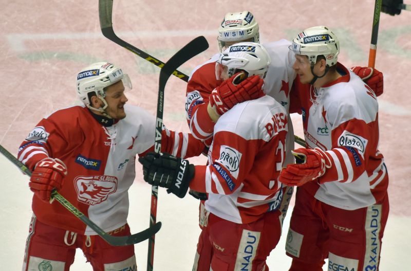 Hráči Slavie se radují z gólu.