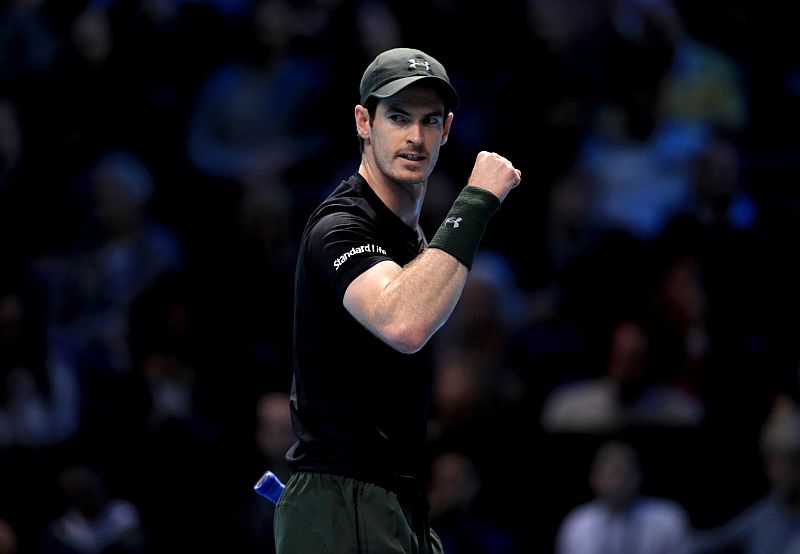Andy Murray vybojoval na Kanaďanem Raonicem postup do finále tenisového Turnaje mistrů.