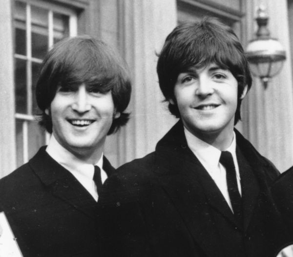 Zleva John Lennon a  Paul McCartney.