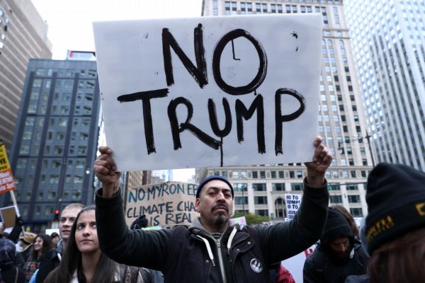 Odpůrci Trumpa demonstrovali ve Washingtonu.