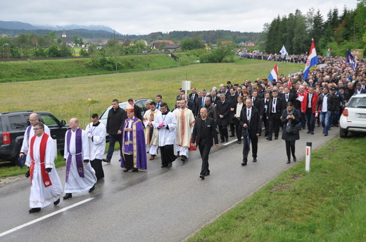 Jsou k vidění i vládní kolony, dále biskupové a šéfové důležitých státních institucí.