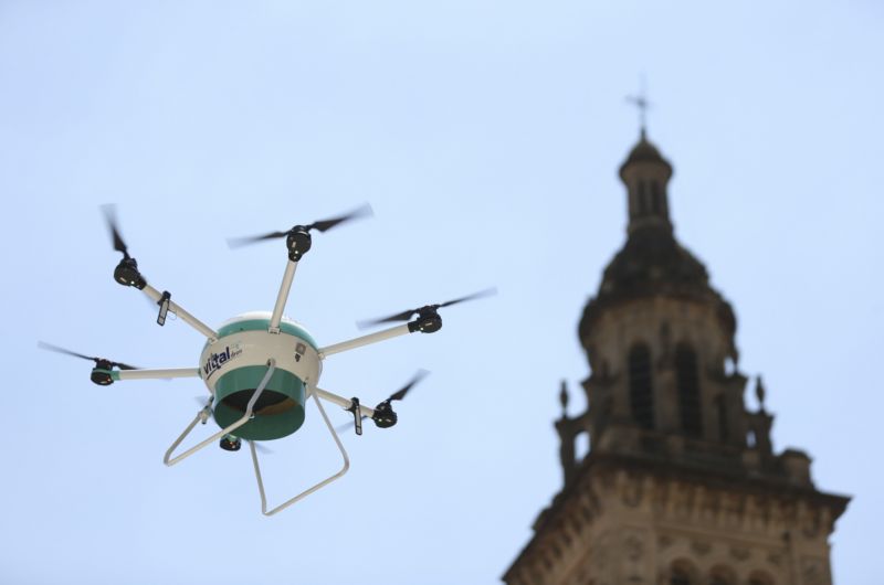 Cílem testu je podle Mall.cz ověřit kompletní proces od objednání přes identifikaci v distribučním centru až po převzetí dronem, který zásilku doručí zákazníkovi.