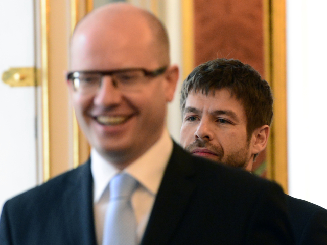 Premiér Bohuslav Sobotka a ministr spravedlnosti Robert Pelikán.