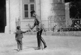 Císař František Josef přebírá listovní zásilku.