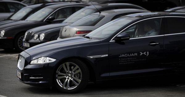  A. Charouz Motors přibírala značky jako Mercedes-Benz, Cadillac či Jaguar.