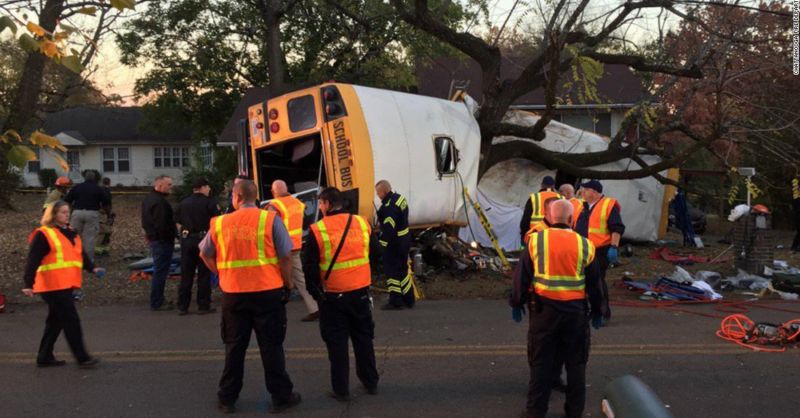 Snímek havarovaného školního autobusu ve městě Chattanooga, USA.