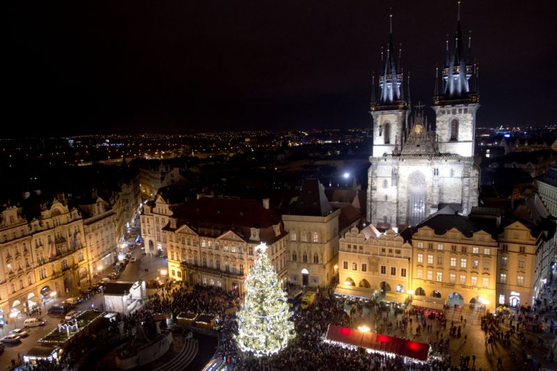 Vánoční strom a vánoční trhy na Staroměstském náměstí v Praze.
