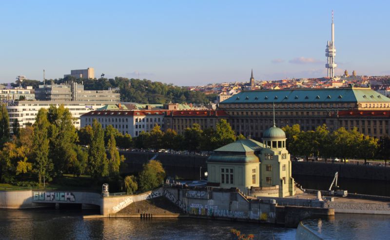 Pohled na Prahu z Letenských sadů - zleva Národní památník na vrchu Vítkov, Ministerstvo zemědělství, budova Českých drah a Ministerstva dopravy ČR, v popředí malá vodní elektrárna na ostrově Štvanice, v pozadí televizní vysílač na Žižkově.