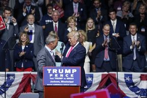 Farage Trumpa podpořil při prezidentských volbách.