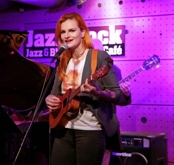 Iva Pazderková v akci.